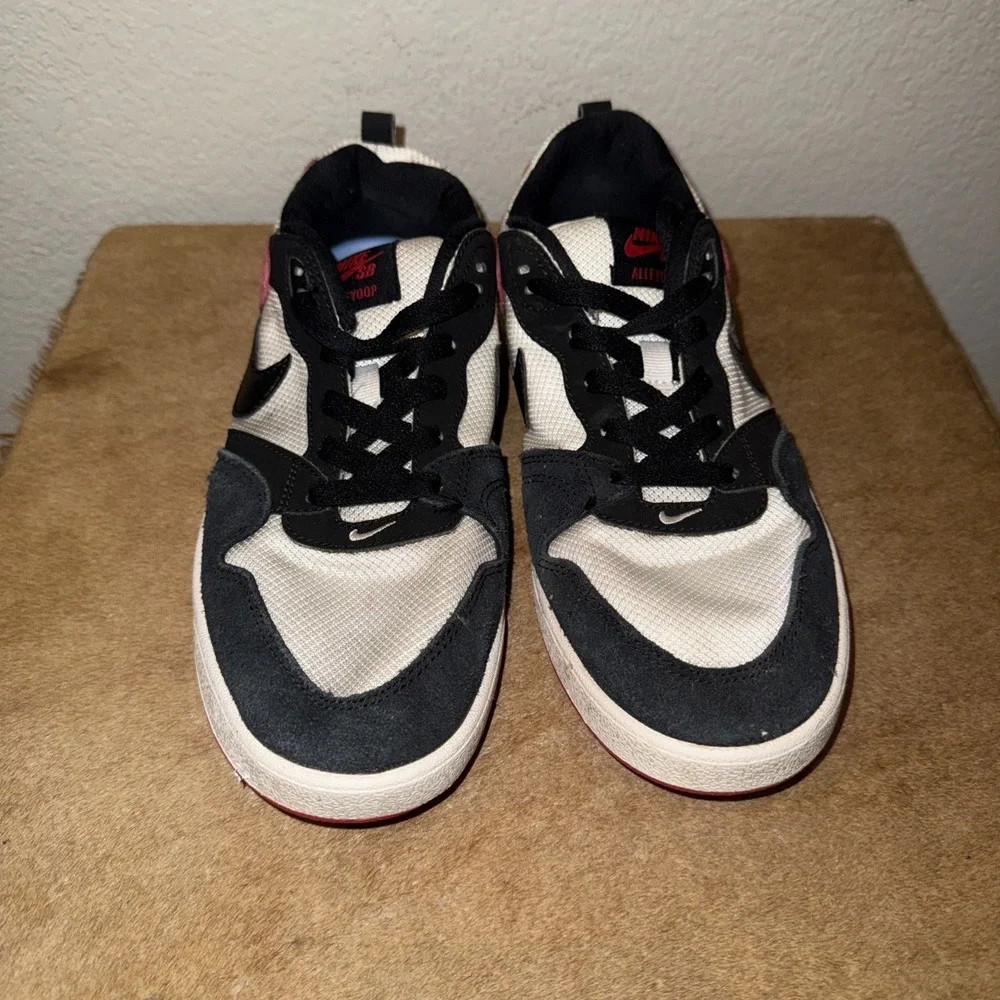 Nike Alleyoop SB White University Red. Size 8‎